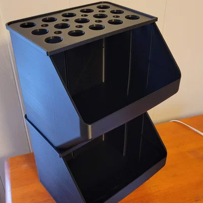 Giỏ đựng hành và khoai tây xếp chồng được trong bếp