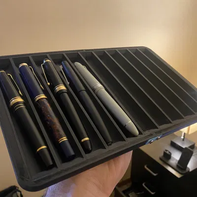 Khay bút máy R2 với góc bo tròn sáng chế của Apple