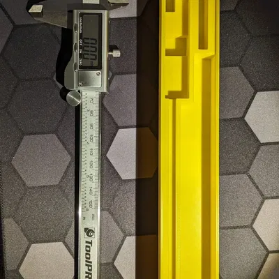 Giá đỡ thước kẹp Gridfinity với không gian lưu trữ bổ sung