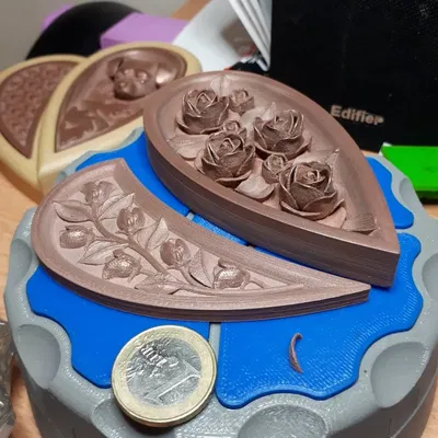 Hộp trang sức hình hoa hồng in bằng gỗ và đồng