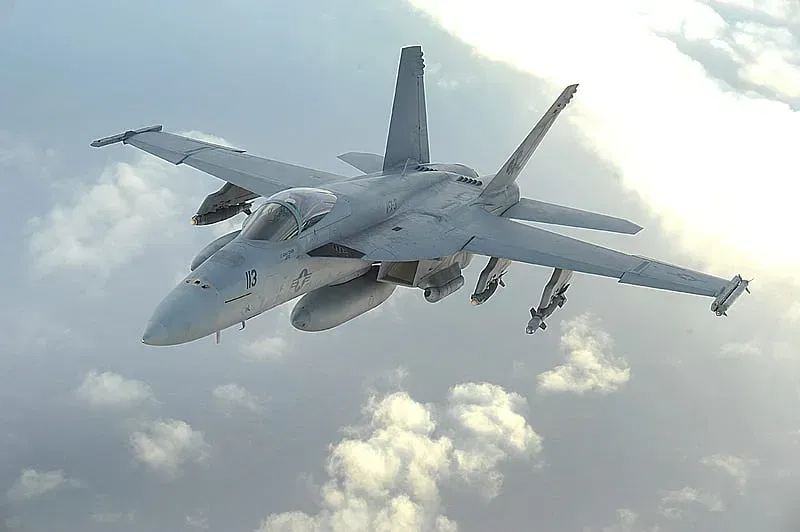 Mô hình máy bay chiến đấu F/A - 18 Super Hornet quân sự thực tế - Image 1