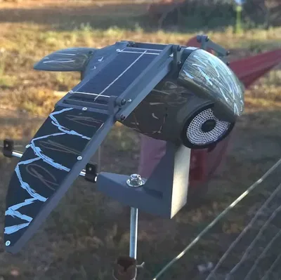 Bù nhìn năng lượng mặt trời chống lại chim