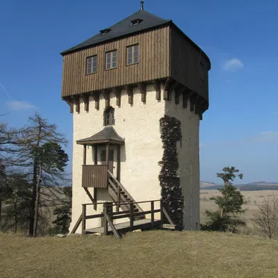 Tháp quan sát Hartenštejn từ đổ nát lâu đài 1473