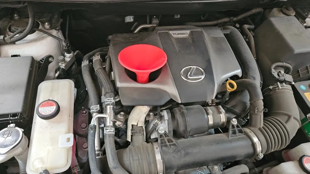 Phễu đổ dầu tùy chỉnh cho Lexus NX200T với nắp ren 37mm - Image 1
