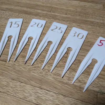 Cọc giữ dây thừng và đánh dấu khoảng cách