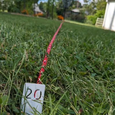 Cọc giữ dây thừng và đánh dấu khoảng cách