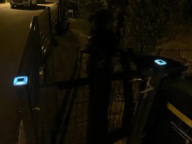 Đèn năng lượng mặt trời cho góc hàng rào - Image 1