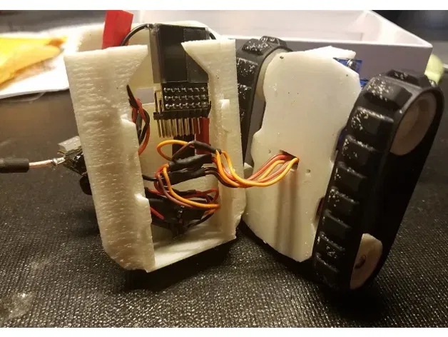 Xe tăng FPV điều khiển từ xa nhỏ gọn với bánh xe Lego - Image 11