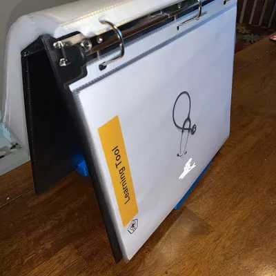 Giá đỡ tài liệu trình bày cho huấn luyện viên Scout