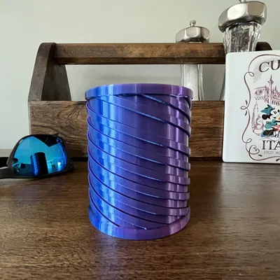 Bình hoa xoắn ốc để trồng cây và bút chì