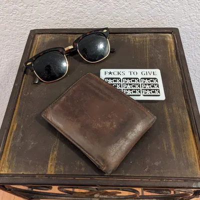 Thẻ ví 'F*CKS TO GIVE' với 9 F*CK để tặng