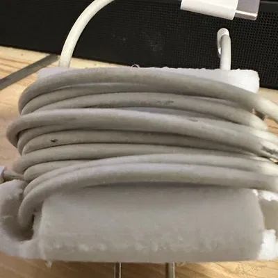 Giá đỡ dây sạc Apple bằng filament TPU