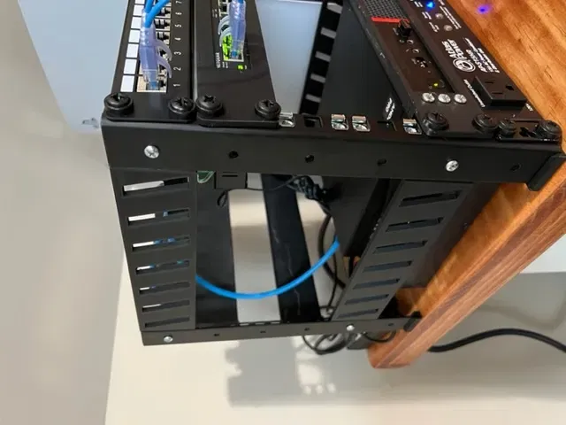 Dự án máy chủ gia đình 10 inch với giá đỡ và thiết kế tùy... - Image 3