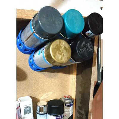 Giá đỡ bình xịt treo tường đơn giản