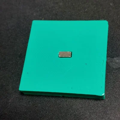 Gạch 2x2 với nam châm ở dưới thay vì bên cạnh