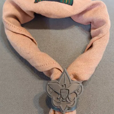 Biểu tượng woggle của Boy Scouts of America với logo 3D nhiều lớp