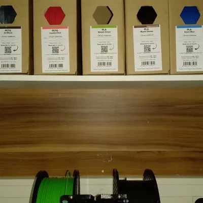 Giá đỡ kệ cho hộp máy in 3D trong xưởng