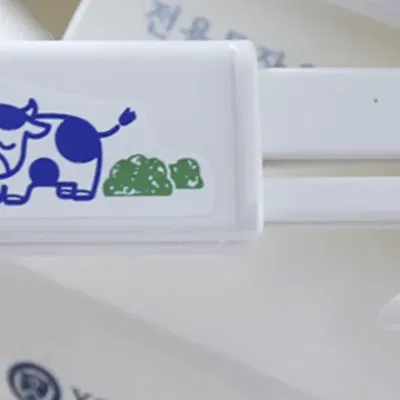 Kẹp giữ nắp hộp sữa an toàn và chắc chắn