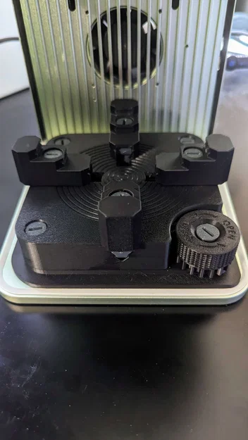 Giá đỡ xTool F1 Vise cải tiến cho lá chắn laser - Image 1