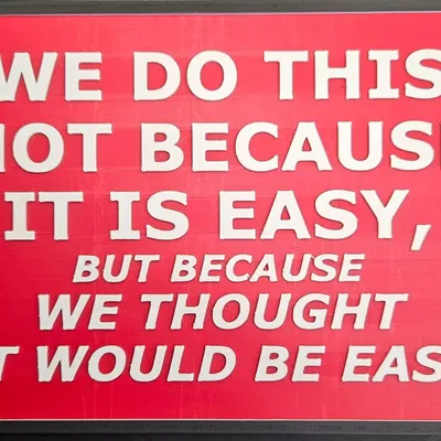 Biển hiệu "Chúng tôi làm điều này không phải vì dễ, mà vì ...
