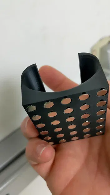 Giá đỡ điều khiển Roku với 30 lỗ cho nam châm 6x2mm - Image 1