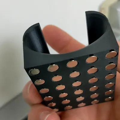 Giá đỡ điều khiển Roku với 30 lỗ cho nam châm 6x2mm