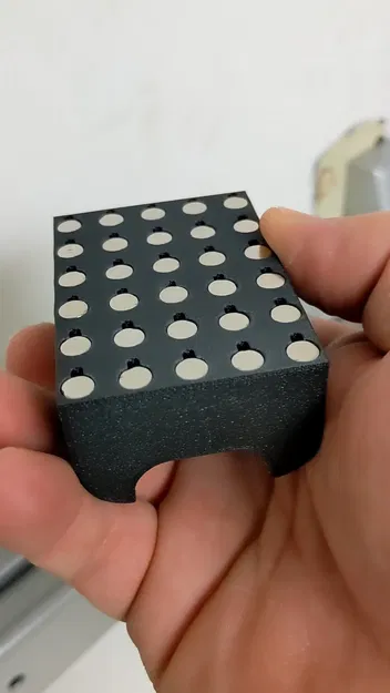 Giá đỡ điều khiển Roku với 30 lỗ cho nam châm 6x2mm - Image 2