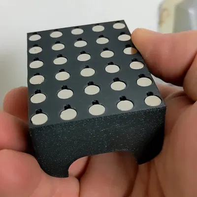 Giá đỡ điều khiển Roku với 30 lỗ cho nam châm 6x2mm