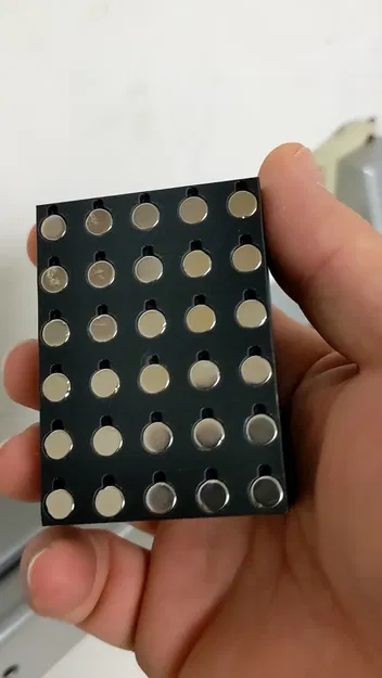 Giá đỡ điều khiển Roku với 30 lỗ cho nam châm 6x2mm - Image 3