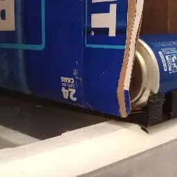 Khay đựng lon nước giải khát trong tủ lạnh