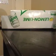 Khay đựng lon nước giải khát trong tủ lạnh