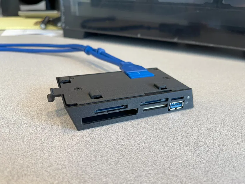 Đầu đọc thẻ đa năng Startech USB 3.0 cho case Lian Li O11 Dynamic EVO - Image 1