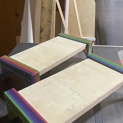 Chân đế màn hình với họa tiết chevron cho bảng gỗ