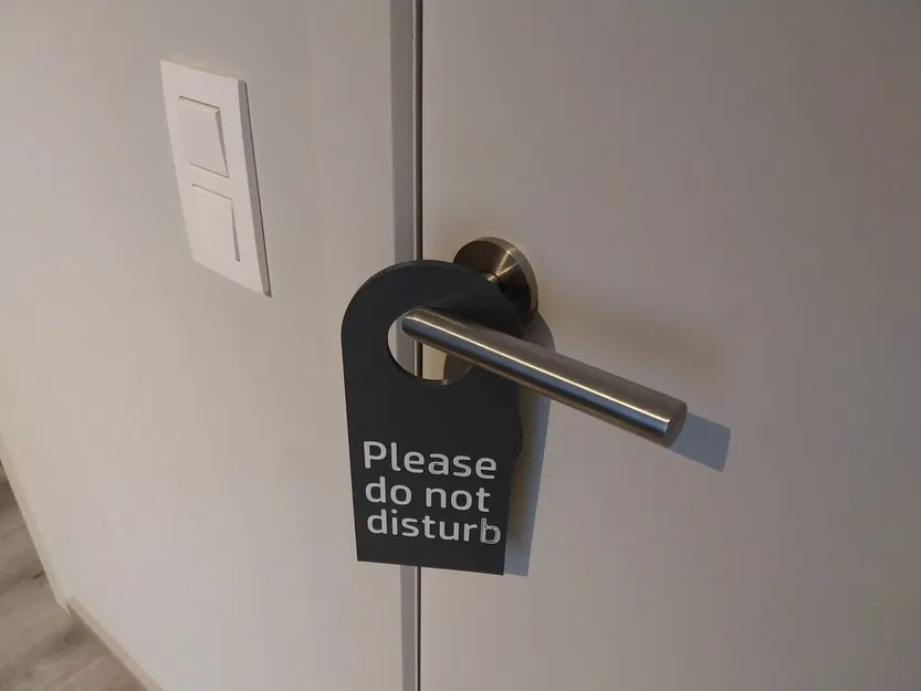 Biển báo "Xin đừng làm phiền" treo cửa - Image 1