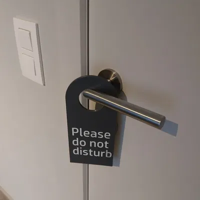 Biển báo "Xin đừng làm phiền" treo cửa