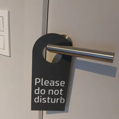 Biển báo "Xin đừng làm phiền" treo cửa