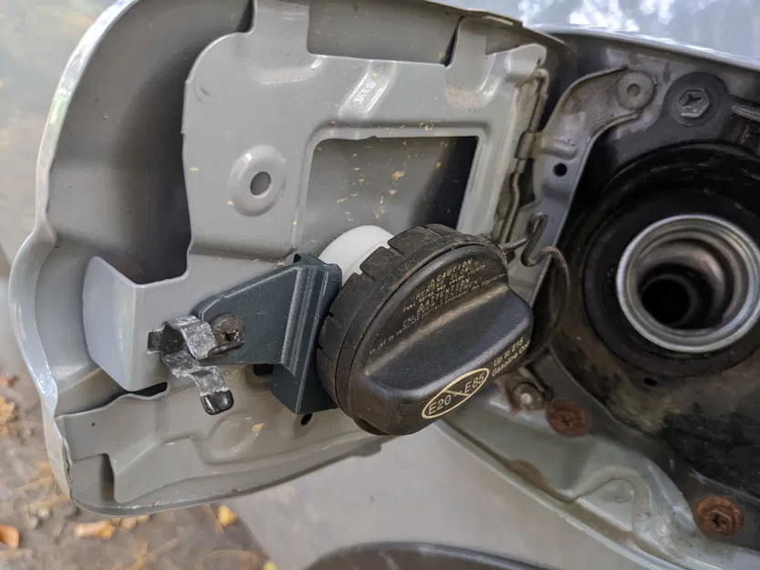 Giá đỡ nắp xăng cho Toyota Tacoma thế hệ 3 - Image 1