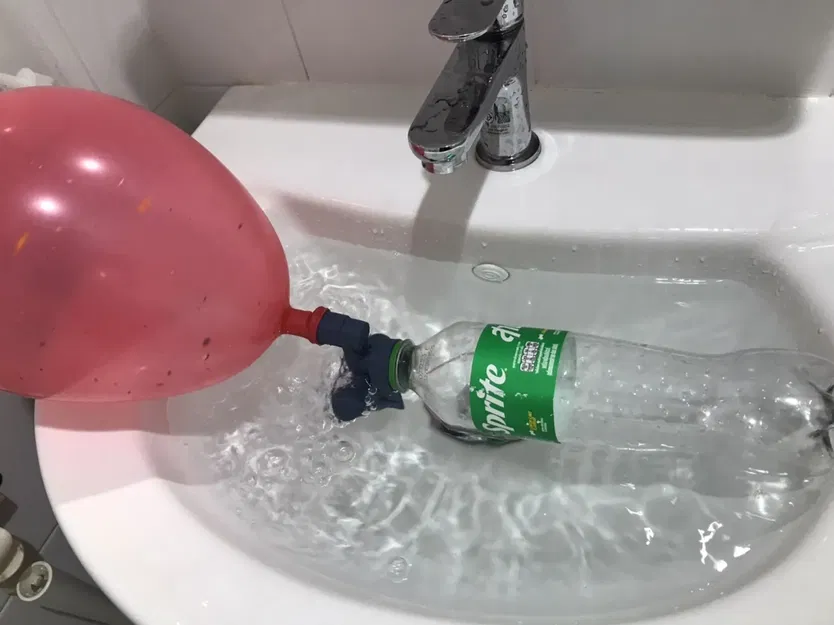 Thuyền làm từ nắp chai và bóng bay - Image 1