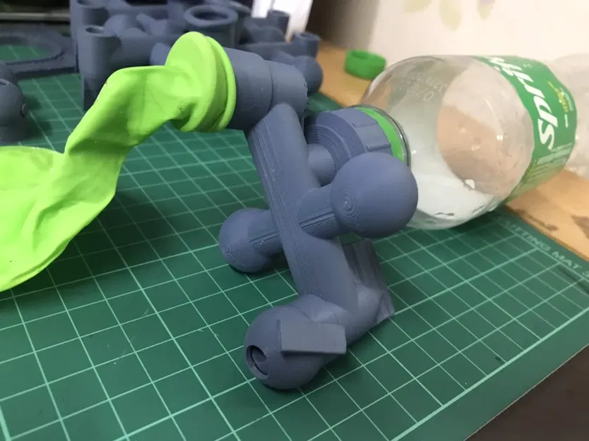 Thuyền làm từ nắp chai và bóng bay - Image 2