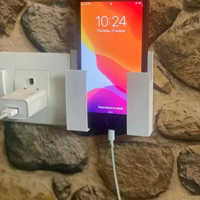 Giá đỡ di động gắn tường tiện lợi gần ổ cắm sạc