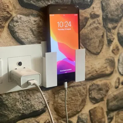 Giá đỡ di động gắn tường tiện lợi gần ổ cắm sạc