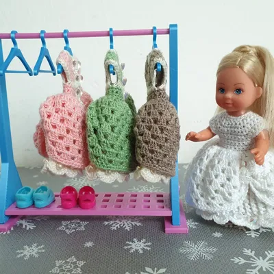 Móc áo với hộp giày cho búp bê Evi