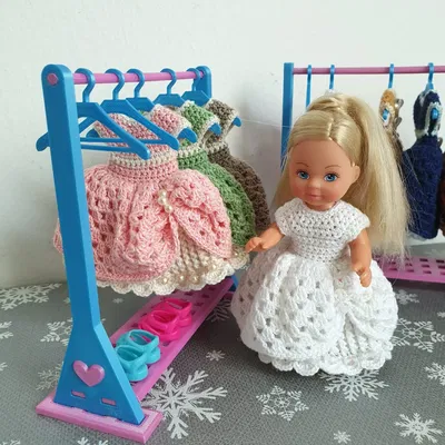 Móc áo với hộp giày cho búp bê Evi