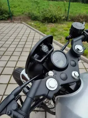 Giá đỡ cắm USB cho xe máy phía sau kính chắn gió - Image 1