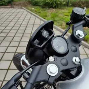 Giá đỡ cắm USB cho xe máy phía sau kính chắn gió