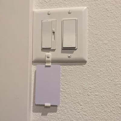 Giá đỡ thẻ NFC bên cạnh công tắc đèn