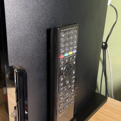 Giá đỡ PS3 đứng dọc với ngăn chứa điều khiển từ xa