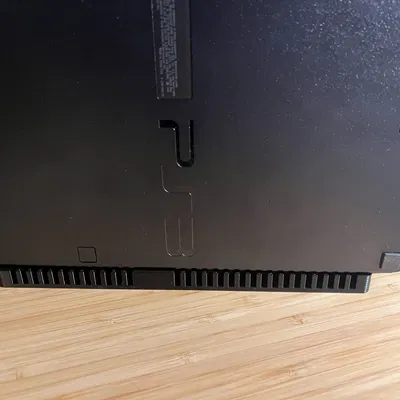 Giá đỡ PS3 đứng dọc với ngăn chứa điều khiển từ xa