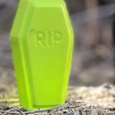 Quan tài có nắp 4 chốt với chữ RIP