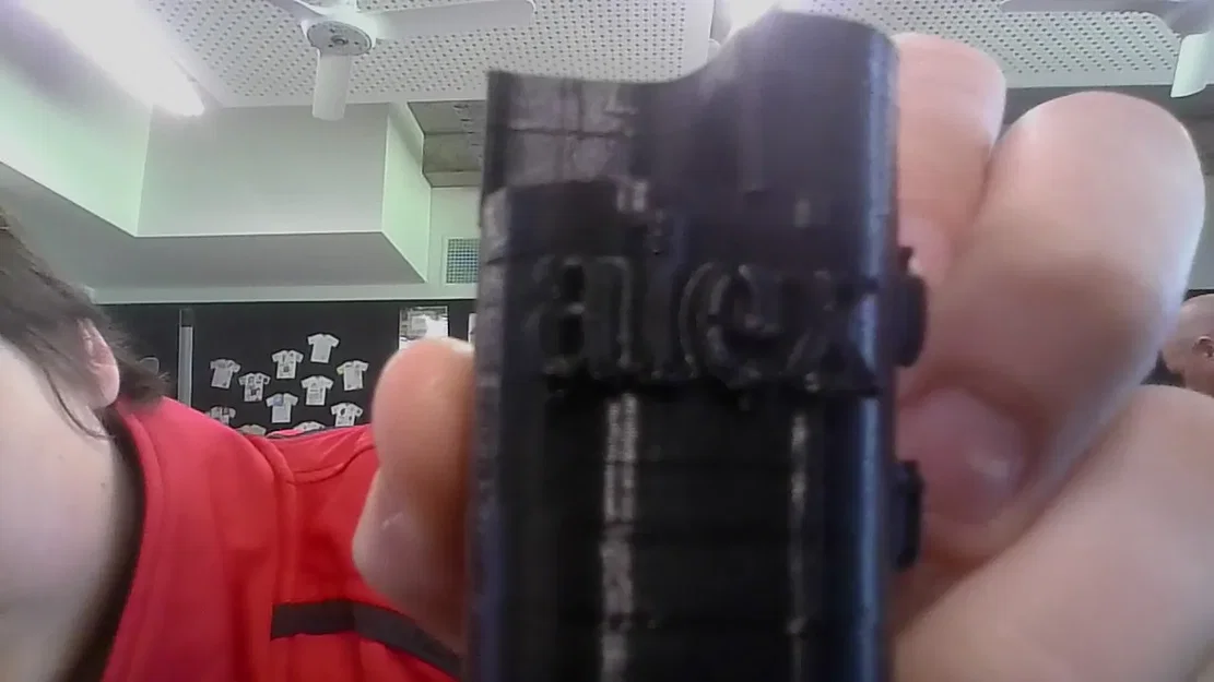 Giá đỡ bút với chữ "alec" và "don't touch - Image 1